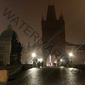 Puente de Carlos en la oscuridad y envuelto de niebla agrandando los grandes misterios y leyendas de Praga.