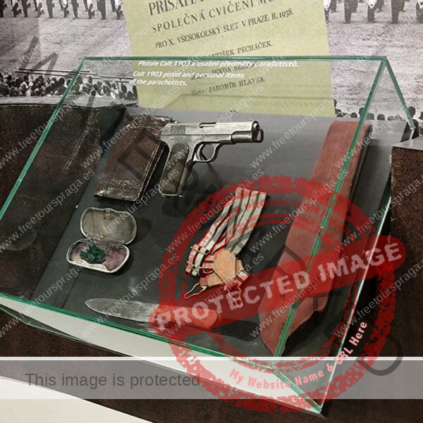 Pistola Colt 1903 utilizada por los paracaidistas checos que se escondieron en la Cripta de San Cirilo y Metodio después del atentado contra Heydrich en 1942. Y que puedes ver durante el free tour del nazismo en Praga.