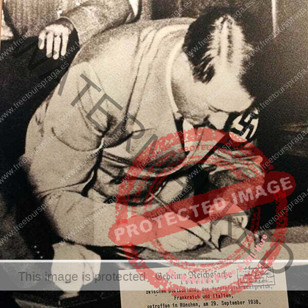 Adolf Hitler firmando el Tratado de Múnich con Neville Chamberlain y Édouard Daladier en 1938. Foto sacada en el museo de Cirilo y Metodio que se puede ver durante el free tour del nazismo en Praga