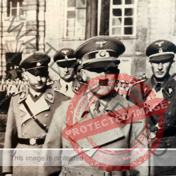 Adolf Hitler, Heinrich Himmler y Reinhard Heydrich posando en la puerta del Castillo de Praga durante la ocupación alemana de la República Checoslovaca durante la Segunda Guerra Mundial. Foto que conocerás en el Tour de Nazismo en Praga.