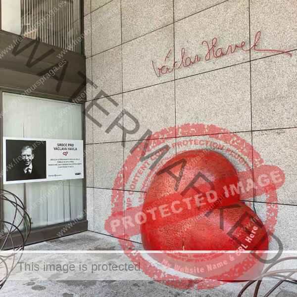 Vaclav Havel en el monumento en su homenaje, con un corazón en el suelo y su firma en la pared del edificio que podrás ver en el free tour del nazismo y comunismo en Praga